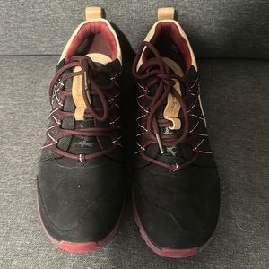 Clarks Trigenic Women's Size 8 M Black Purple Suede Lace Up Sneakers Shoes